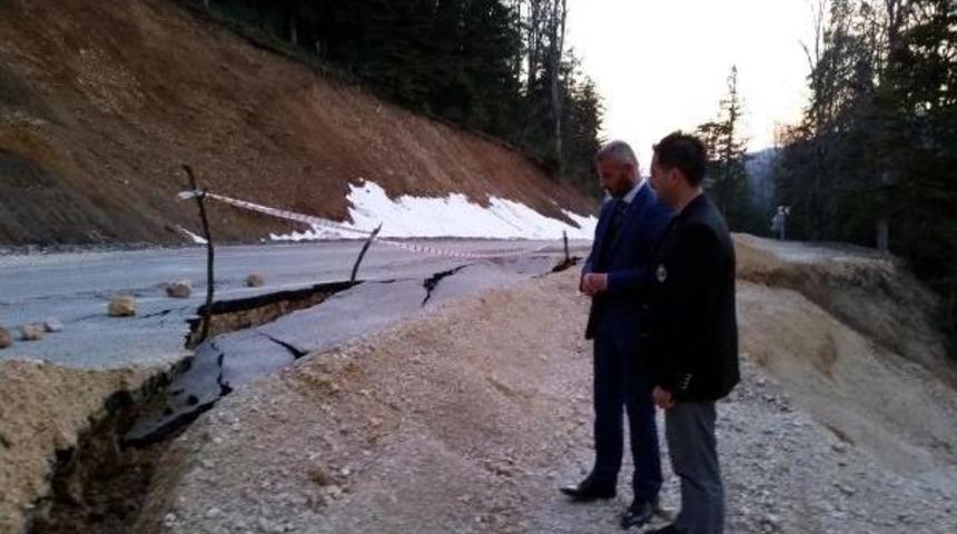 Abant Ile Taşkesti Beldesi Yolunda Heyelan