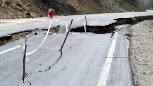 Abant Ile Taşkesti Beldesi Yolunda Heyelan