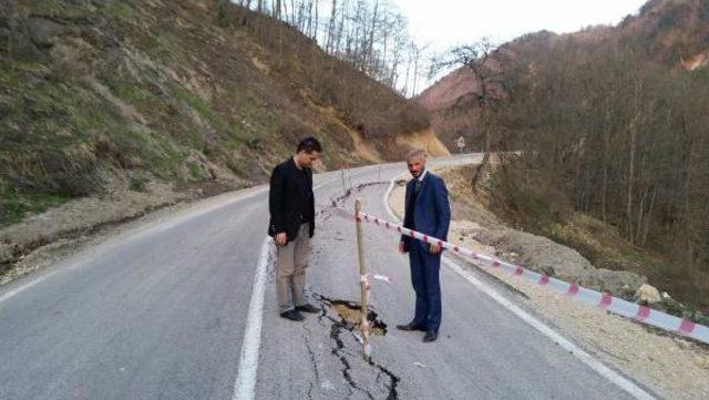 Abant Ile Taşkesti Beldesi Yolunda Heyelan