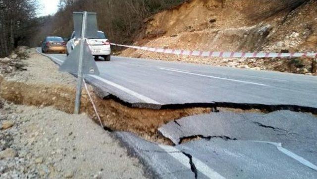 Abant Ile Taşkesti Beldesi Yolunda Heyelan