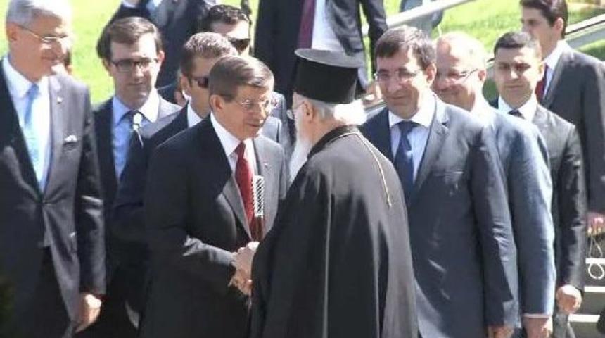 Başbakan Davutoğlu, &Ouml;zal'ın Mezarını Ziyaret Etti (1)