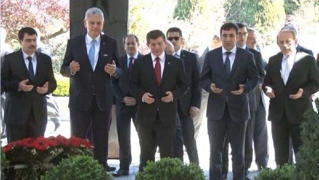Başbakan Davutoğlu, &Ouml;zal ın Mezarını Ziyaret Etti (1) 1