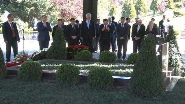 Başbakan Davutoğlu, &Ouml;zal ın Mezarını Ziyaret Etti (1) 2