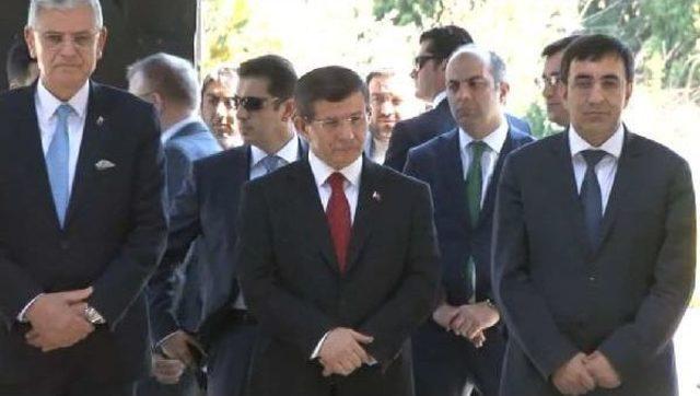 Başbakan Davutoğlu, &Ouml;zal ın Mezarını Ziyaret Etti (1) 3