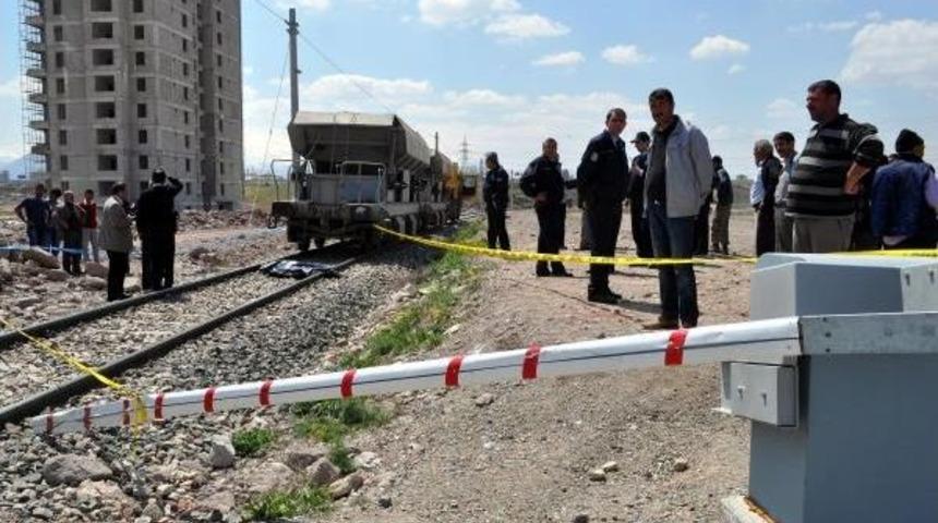 Demiryolunda Raylı Iş Makinesinin &Ccedil;arptığı Yaya &Ouml;ld&uuml;