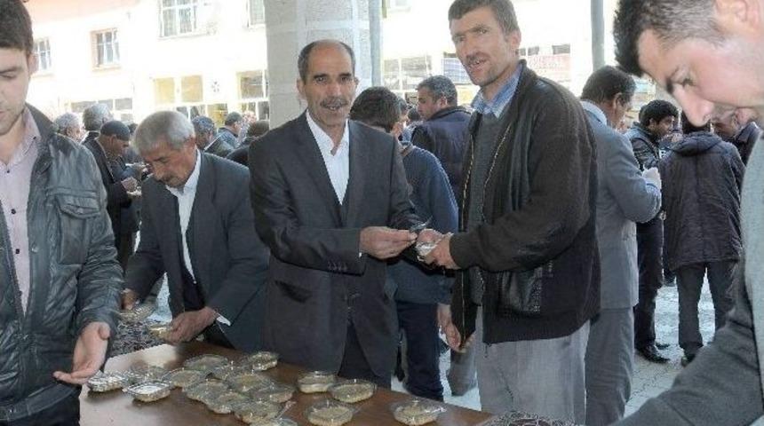 &Ccedil;elikhan&rsquo;da 2 Bin Kişiye İrmik Helvası Dağıtıldı