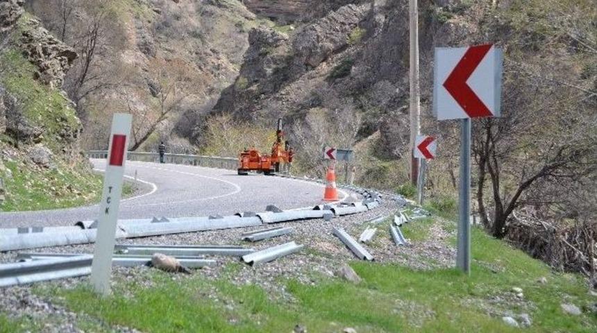 Tunceli-erzincan Karayolunda Bariyer &Ccedil;alışması