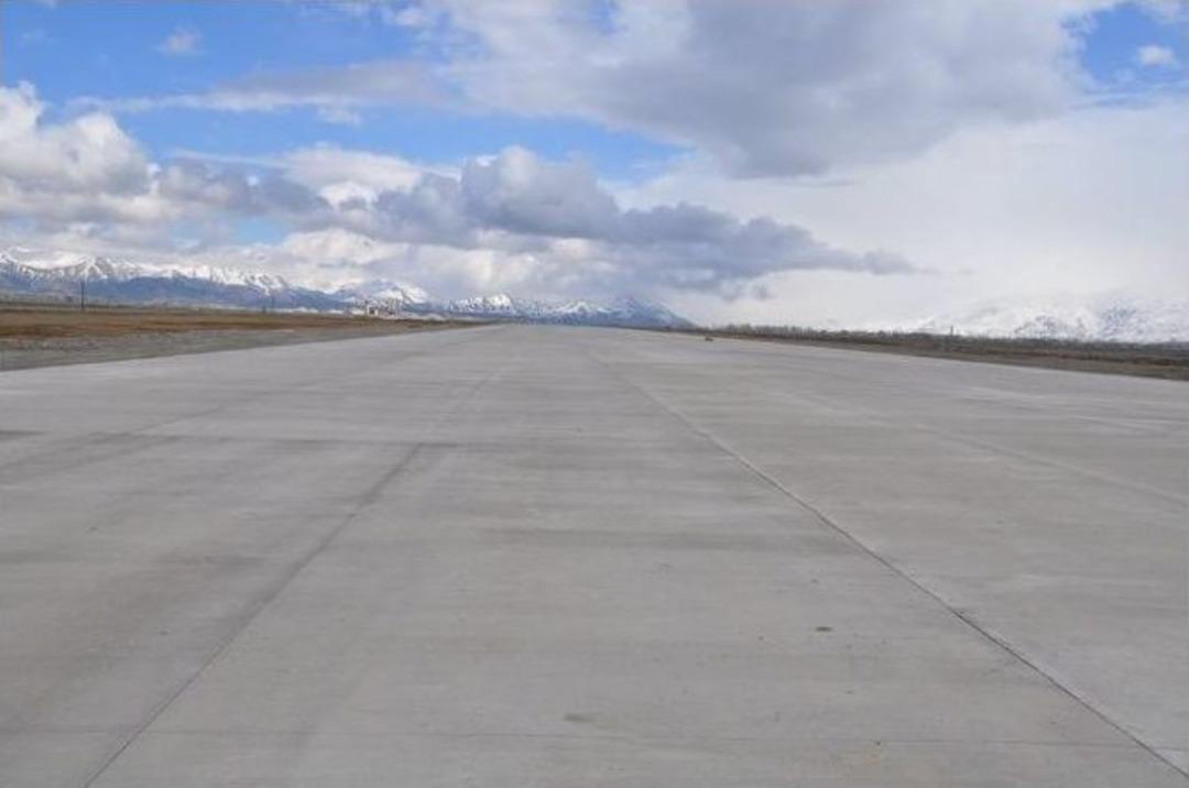 Y&uuml;ksekova Kaymakamı Muhtarla Beraber Havaalanı İnşaatını İnceledi