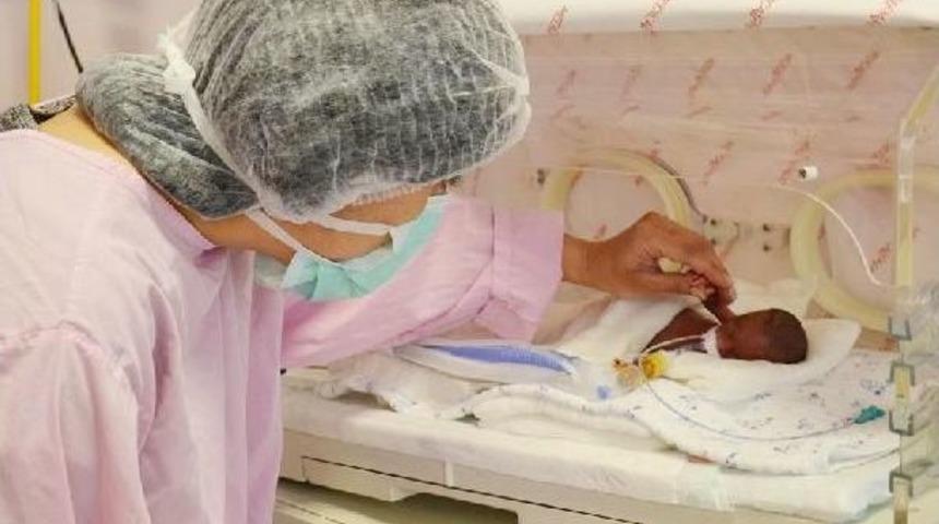 23 Haftalık Doğan Diren Bebek Ile Annesinin Ilk Dokunuş Heyecanı