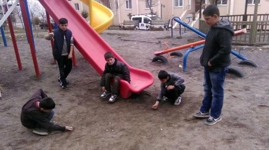 &Ccedil;ocuklar Bilye Oyunu Geleneğini S&uuml;rd&uuml;r&uuml;yor