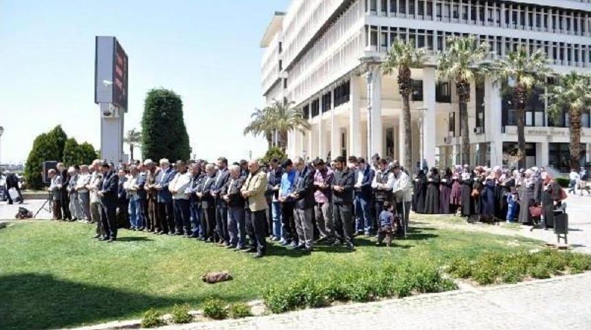 Konak Meydanı'nda Gayabi Cenaze Namazı