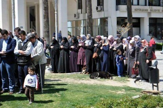 Konak Meydanı'nda Gayabi Cenaze Namazı