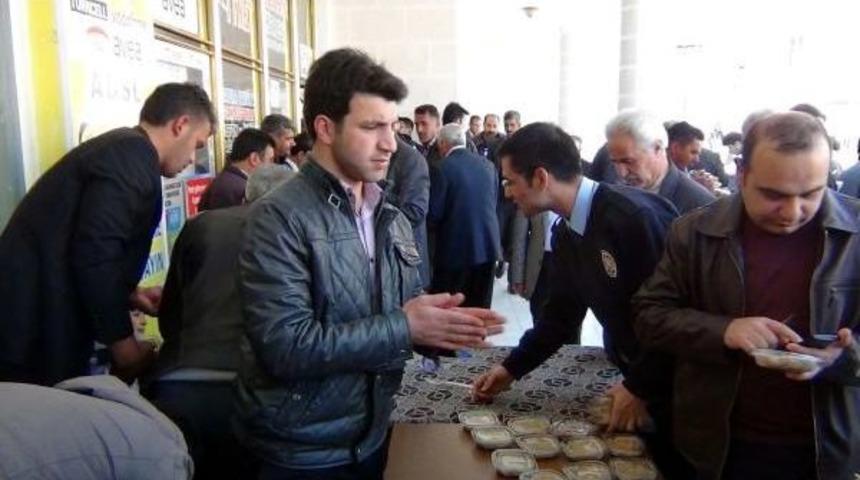 &Ccedil;elikhan&rsquo;Da 1600 Kişiye Cuma &Ccedil;ıkışı Helva Dağıtıldı