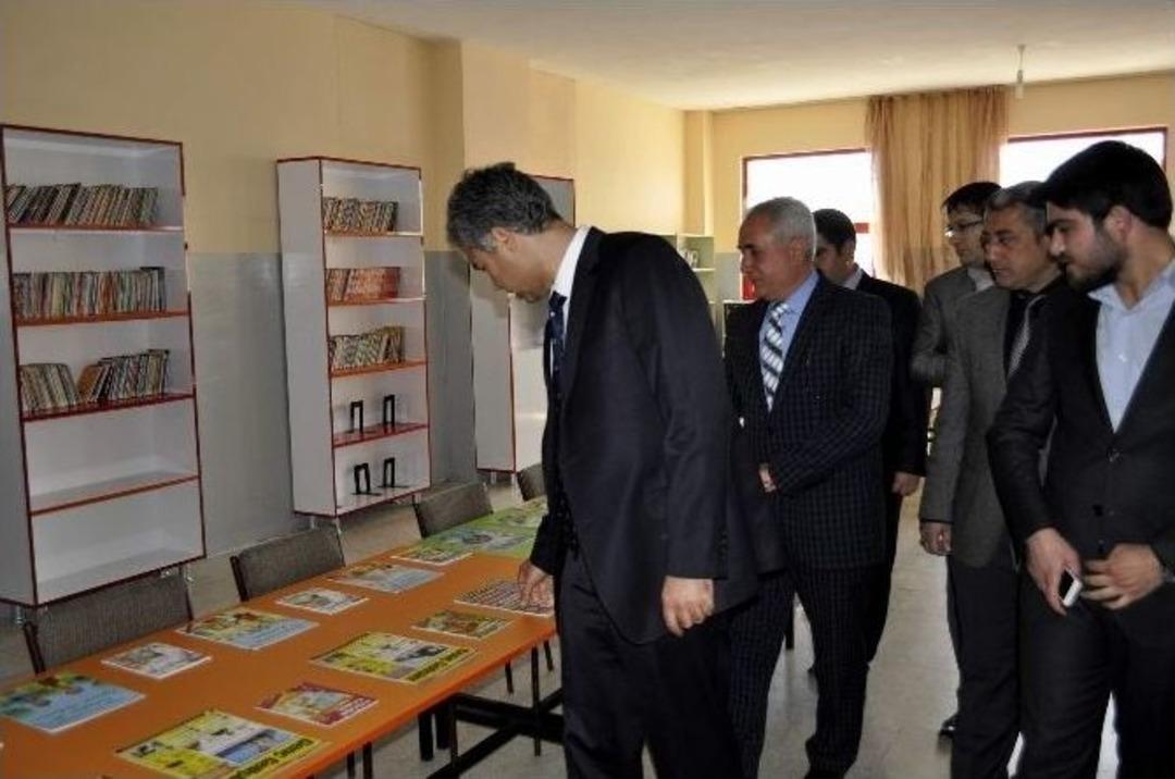 İsve&ccedil;ten Gelip Siverek&rsquo;te K&uuml;t&uuml;phane Kurdular