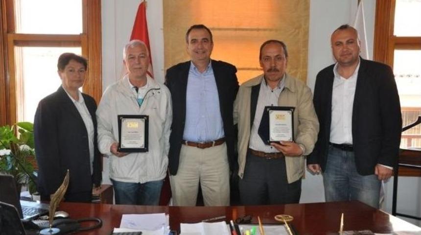 Ayvalık Belediyesinden Emekli Olan Personele Plaket