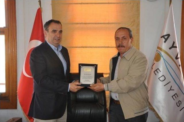 Ayvalık Belediyesinden Emekli Olan Personele Plaket