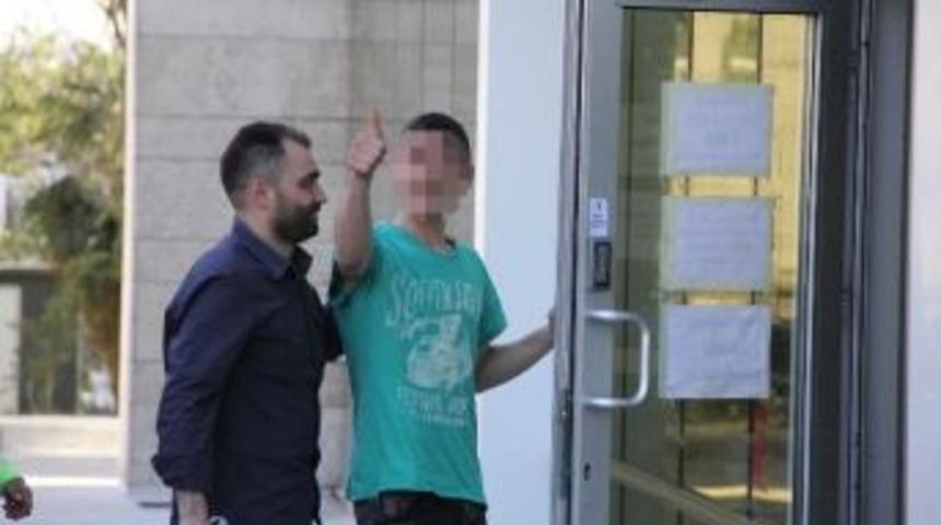 &Ccedil;aldığı Giysileri Sergi A&ccedil;ıp Satmaya Kalktı