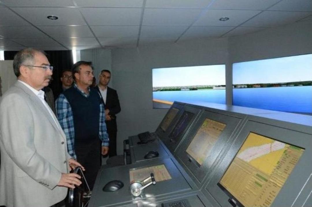 Vali Yaman Gemi Sim&uuml;lat&ouml;r&uuml; Kullandı