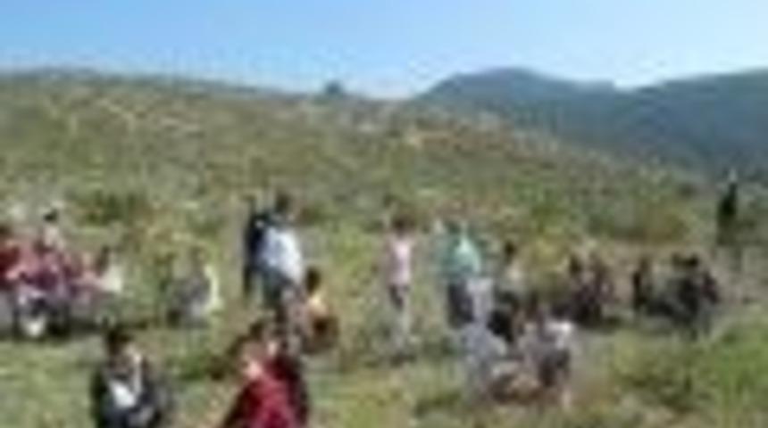 Doğa Y&uuml;r&uuml;y&uuml;ş&uuml; Yapan Minikler U&ccedil;urtma U&ccedil;urup Fidan Diktiler