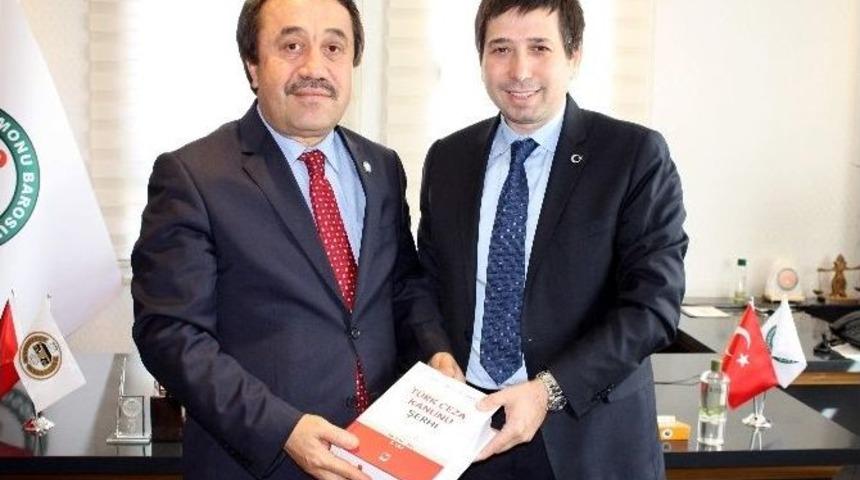 Prof. Dr. Yenid&uuml;nya, Gen&ccedil; Avukata C&uuml;bbe Giydirdi