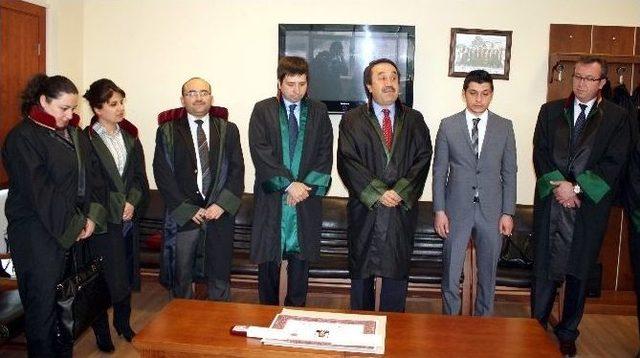 Prof. Dr. Yenid&uuml;nya, Gen&ccedil; Avukata C&uuml;bbe Giydirdi 1