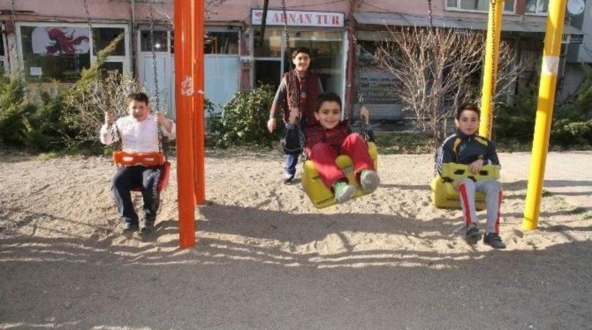 Yozgat&rsquo;ta Havalar Isındı Parklar &Ccedil;ocuklarla Doldu