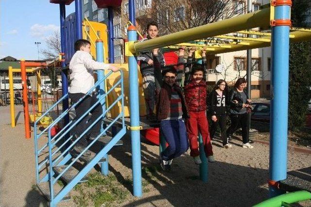 Yozgat’ta Havalar Isındı Parklar Çocuklarla Doldu