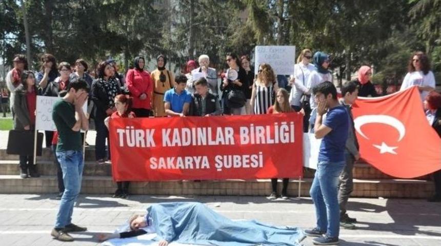 Tkb &Uuml;yeleri Kadına Şiddeti Protesto Etti