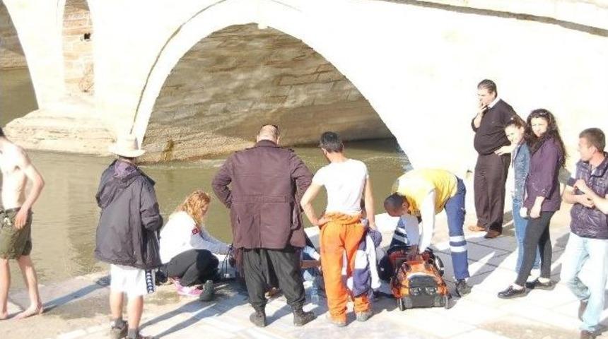 Selfie Yaparken Nehre D&uuml;şen Gen&ccedil; Kızı Bel&ccedil;ikalı Turist Kurtardı