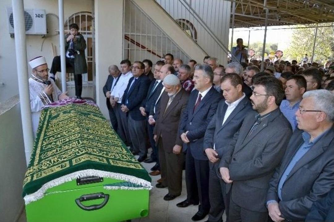 Ak Partili &Ouml;z&rsquo;&uuml;n Annesi Toprağa Verildi