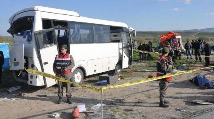 Kamyon Infaz Koruma Memurlarını Taşıyan Midib&uuml;se Arkadan &Ccedil;arptı: 1 &Ouml;l&uuml;, 9 Yaralı