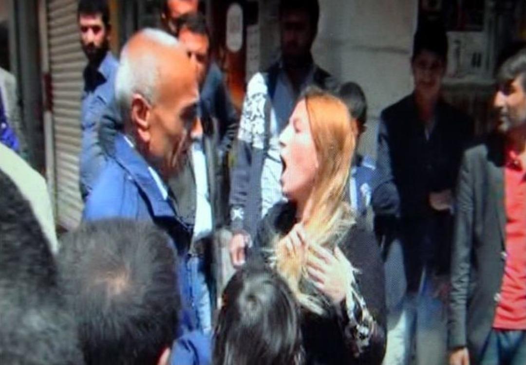 Namaz &Ccedil;ıkışında Dilenciler Kavga Etti