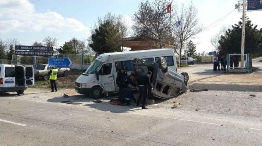 Hafif Ticari Ara&ccedil; &Ouml;ğrenci Taşıyan Minib&uuml;se &Ccedil;arptı: 9 Yaralı