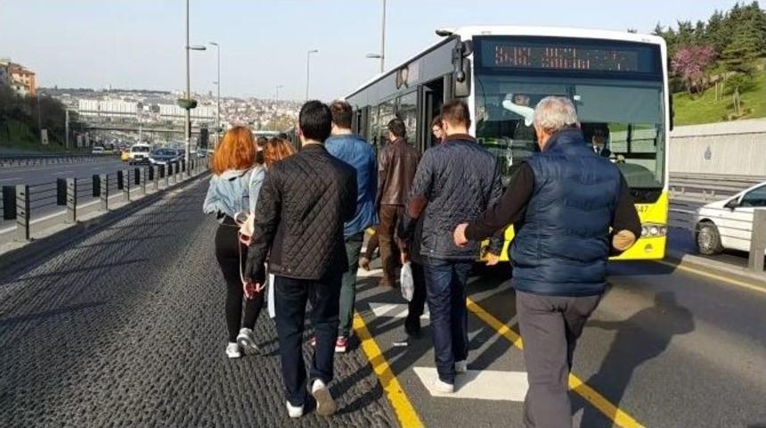 Metrob&uuml;s Arızalanınca Uzun Kuyruklar Oluştu