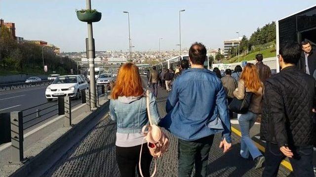 Metrob&uuml;s Arızalanınca Uzun Kuyruklar Oluştu 1