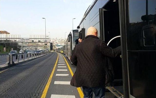 Metrob&uuml;s Arızalanınca Uzun Kuyruklar Oluştu 2