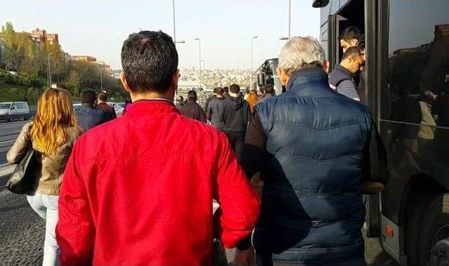 Metrob&uuml;s Arızalanınca Uzun Kuyruklar Oluştu 3