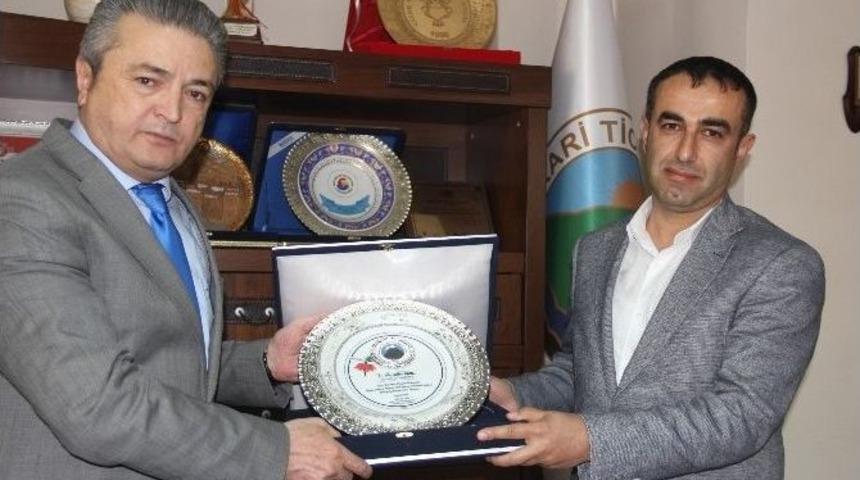 Hatso&rsquo;dan Eğitime Katkıda Bulunan İş Adamlarına Plaket