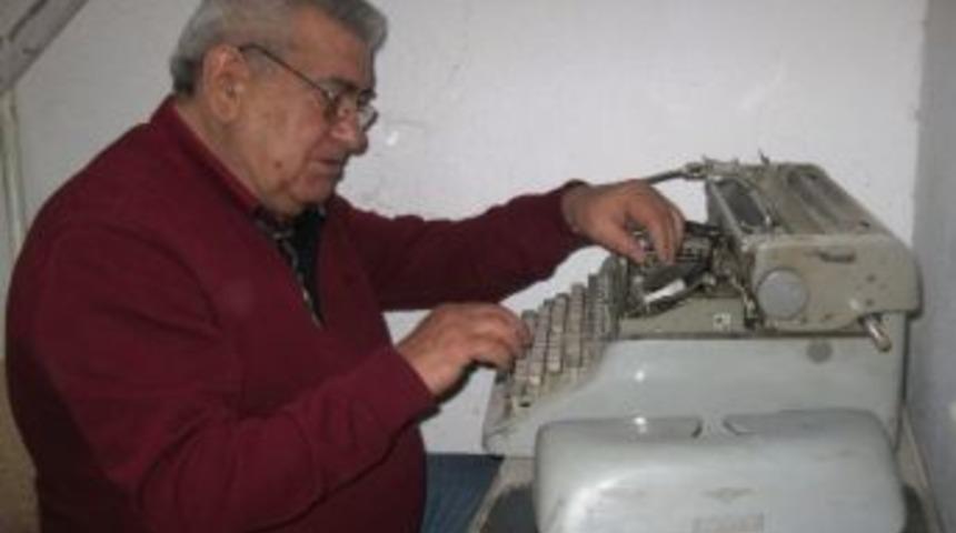 Emekli &Ouml;ğretmenin Daktilo Aşkı
