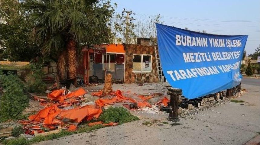 Mezitli&rsquo;de Yeşil Alanlardaki Ticari İşletmelerin Yıkımı S&uuml;r&uuml;yor