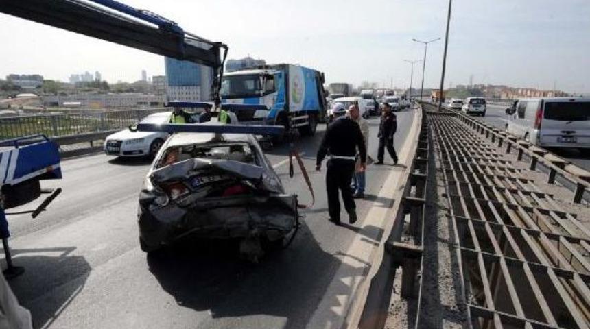 Otomobil Bariyerlere Ve Cipe &Ccedil;arptı, S&uuml;r&uuml;c&uuml;s&uuml; Yara Almadan Kurtuldu