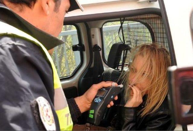 Otomobil Bariyerlere Ve Cipe &Ccedil;arptı, S&uuml;r&uuml;c&uuml;s&uuml; Yara Almadan Kurtuldu 1