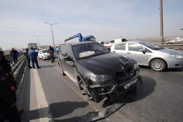 Otomobil Bariyerlere Ve Cipe &Ccedil;arptı, S&uuml;r&uuml;c&uuml;s&uuml; Yara Almadan Kurtuldu 2