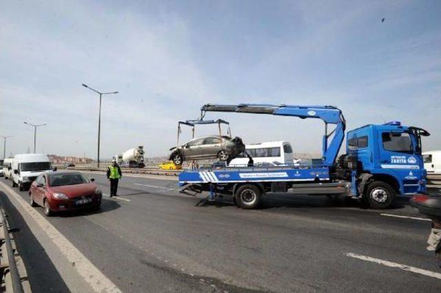 Otomobil Bariyerlere Ve Cipe &Ccedil;arptı, S&uuml;r&uuml;c&uuml;s&uuml; Yara Almadan Kurtuldu 3