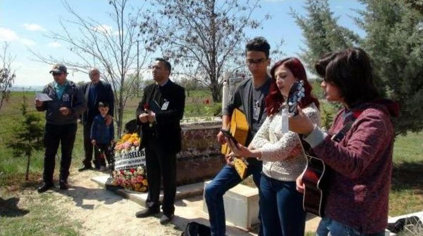 Zirve Yayınevi'nde &Ouml;ld&uuml;r&uuml;len Uğur Y&uuml;ksel, Mezarı Başında Anıldı