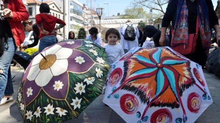 Kadın Sanat&ccedil;ılar D&uuml;nya Barışı I&ccedil;in Şemsiye Boyadı