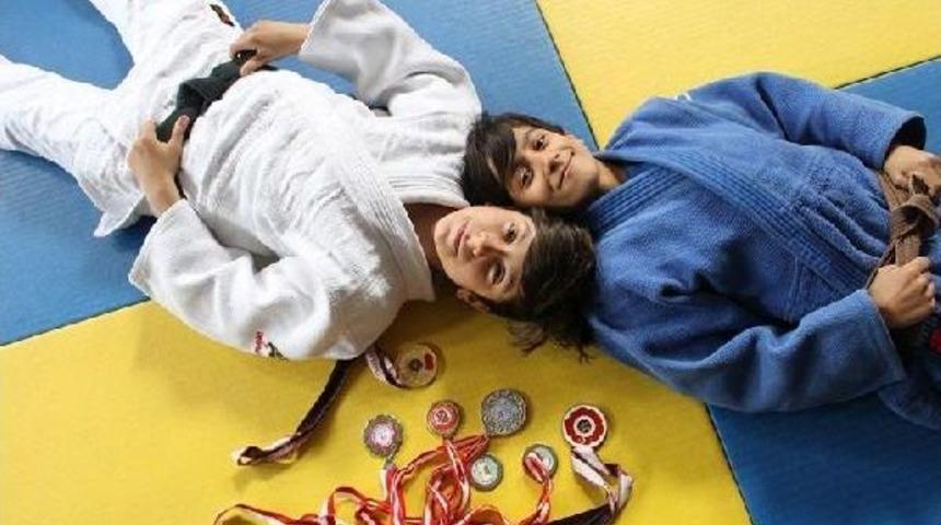 Gen&ccedil;lik Merkezleri Ile Zirveye &Ccedil;ıktılar