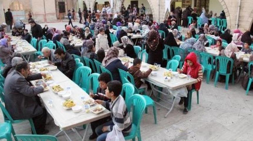 Şanlıurfa&rsquo;Da 100 Bin Kişiye Tirit Ziyafeti