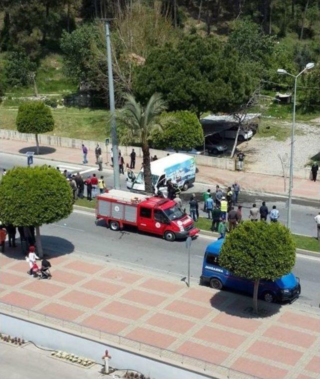 Yayaya Vurmamak İsterken Aydınlatma Direğine Çarptı 1