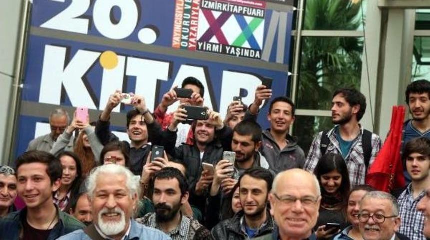 İzmirliler T&uuml;yap Kitap Fuarı'na Akın Etti